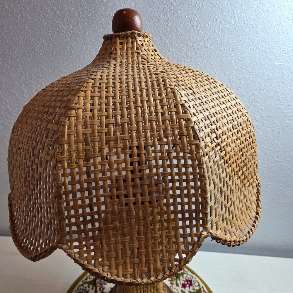 Vintage Wicker Rattan & Wood Table Lamp Scallop Shade Woven Boho Beachy Coastal - Picture 6 of 9